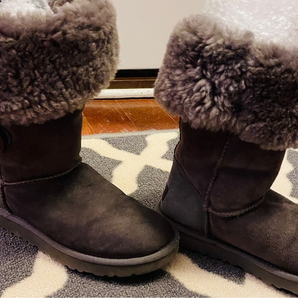 UGG Gray Buttoned Shearling Boots Size 7 Women’s GUC - Picture 11 of 11